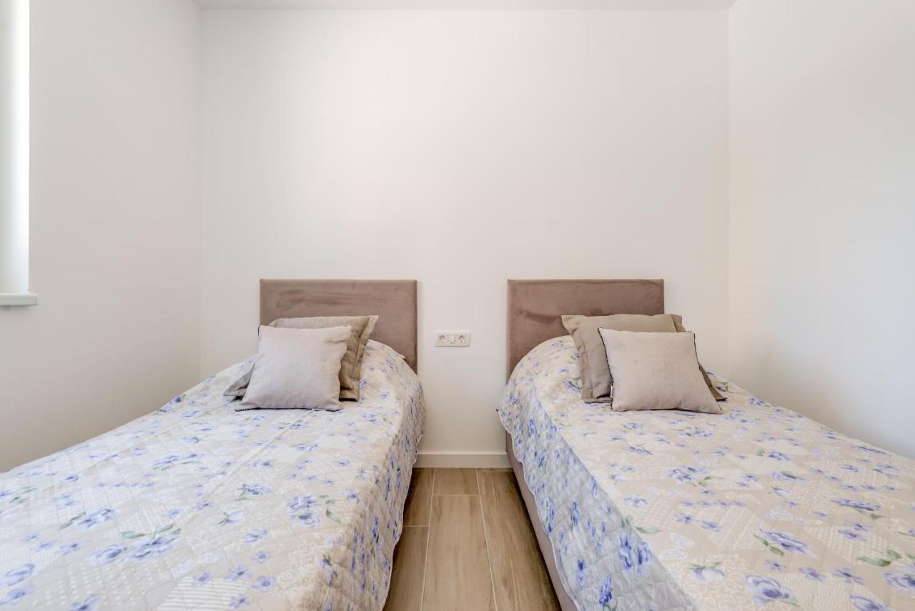 New, Private Heated Swimming Pool, Free Parking, Trogir Centar Apartman Kültér fotó