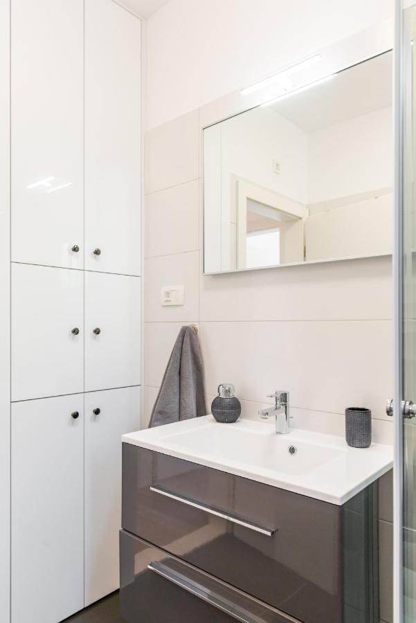 New, Private Heated Swimming Pool, Free Parking, Trogir Centar Apartman Kültér fotó